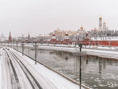 Beyaz kış Moskova, Rusya. Yoğun kar yağışı sonra Moskova Kremlin ve Moskva Nehri'nin güzel kış görünümü.