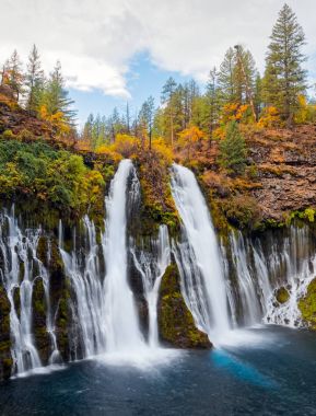 Ekim ortasında, Mcarthur-Burney Falls Memorial State Park, Shasta İlçesi, Kuzey Kaliforniya alınan üstündeki yeşil ve sarı ağaçları ile sonbaharın güzel şelale.