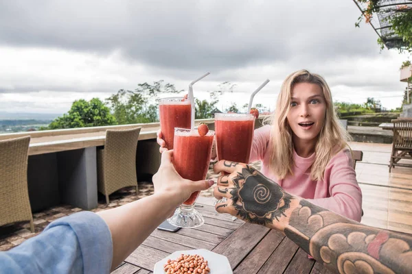 bardakları tokuşturup