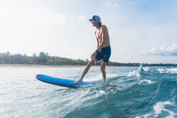 Widok Boku Człowieka Pływanie Spodenki Cap Surfing Ocean — Zdjęcie stockowe