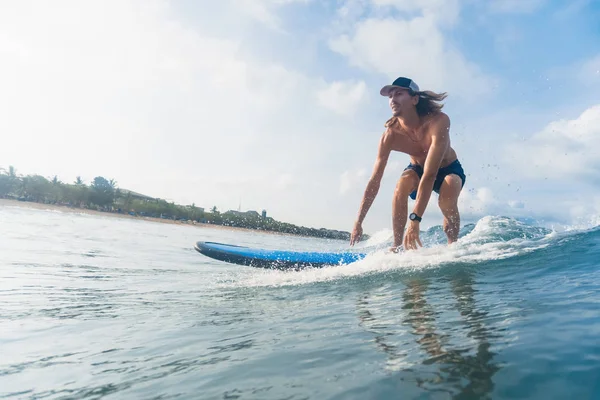 Mannlig surfer – stockfoto