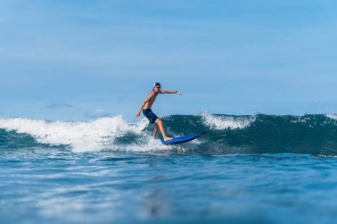 Yüzme şort ve okyanusta sörf kap içinde adam