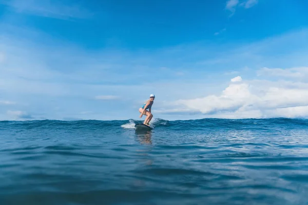 Aantrekkelijke Vrouw Pak Surfen Oceaan Zwemmen — Stockfoto