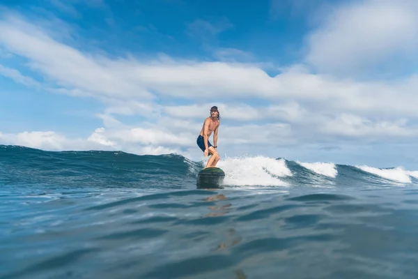 Knappe Man Korte Broek Glb Surfen Oceaan Zwemmen — Gratis stockfoto