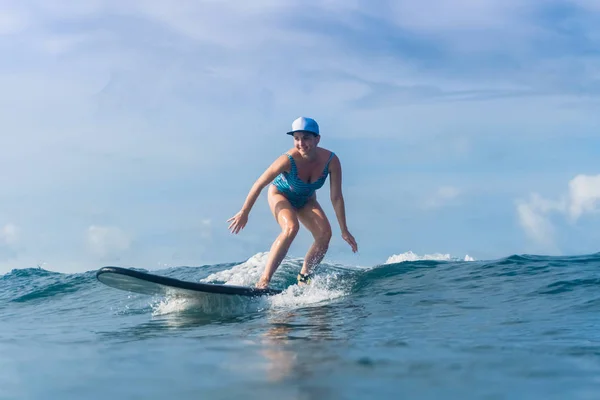 Femme surfeuse — Photo de stock