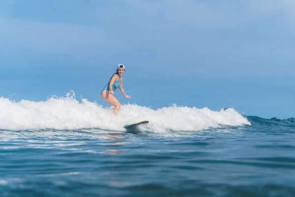 Mujer en traje de baño surf en el océano - foto de stock