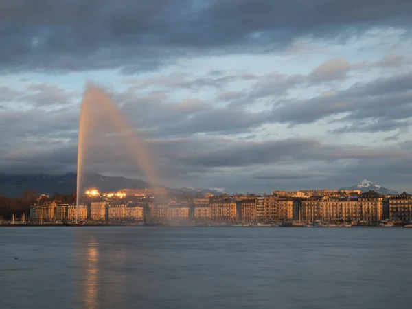 日内瓦天际线与射流喷泉喷泉 — 图库照片