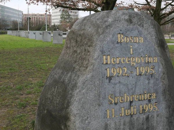 Ex-Joegoslavië oorlogsmonument voor het kantoor van de VN in Genève — Stockfoto