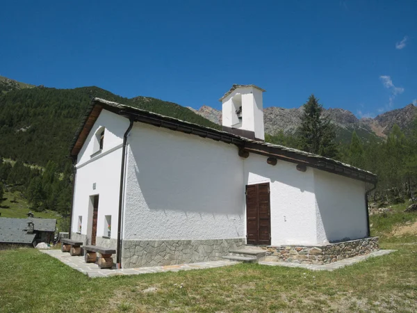 Kleine Kirche in einem Dorf in den Bergen — Stockfoto