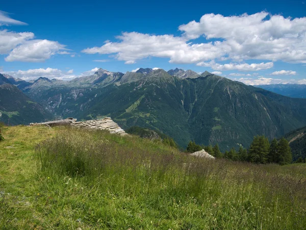 Paisagem de montanhas na primavera em Valtellina — Fotografia de Stock