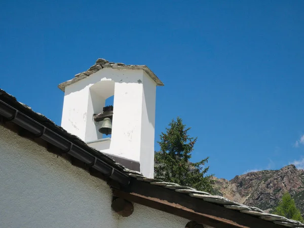Kirchturm in einem Dorf in den Bergen — Stockfoto