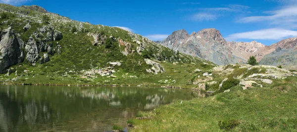 Pequeno lago nos alpes italianos — Fotografia de Stock