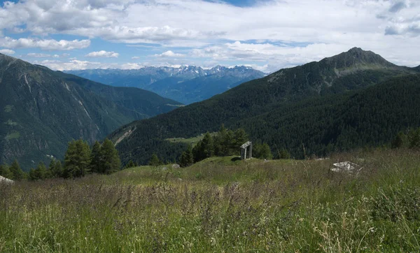 Montañas paisaje en primavera en Valtellina Imágenes de stock libres de derechos