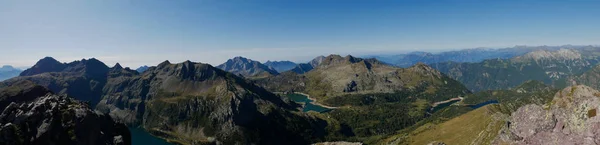 Panoramatický pohled povodí jezera Colombo a dam na Alpy Bergamo — Stock fotografie