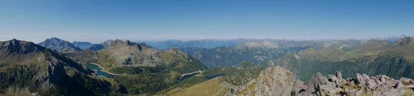 Panoramatický pohled povodí jezera Colombo a dam na Alpy Bergamo — Stock fotografie