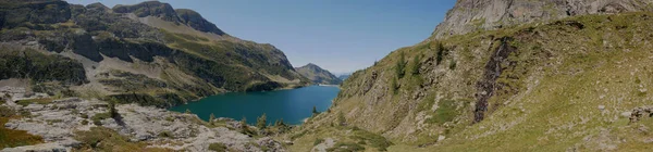 Vista panorâmica da bacia do lago Colombo e barragem nos Alpes de Bérgamo — Fotografia de Stock