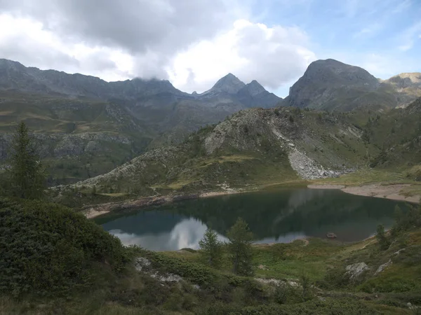 Pequeno lago alpino nos Alpes de Bergamo — Fotografia de Stock