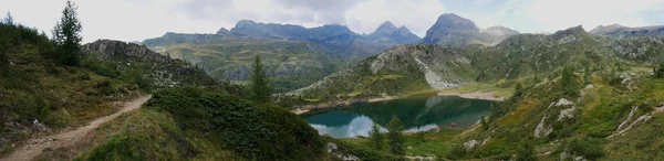 Pequeno lago alpino puro nos Alpes de Bergamo — Fotografia de Stock