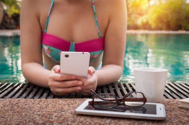 Yüzme havuzunda telefon kullanan kadın