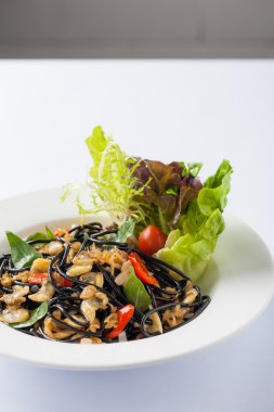 İstiridye ile baharatlı siyah makarna