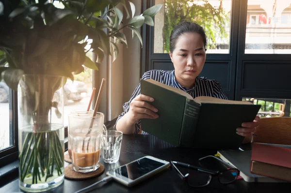 Mulher leitura livro no café — Fotografia de Stock