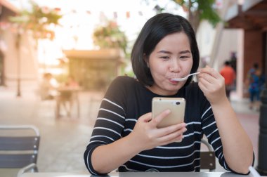 Cep telefonu kullanan Asyalı kadın.