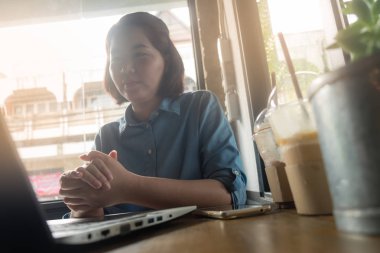 Kahve dükkanında çalışan genç Asyalı kadın