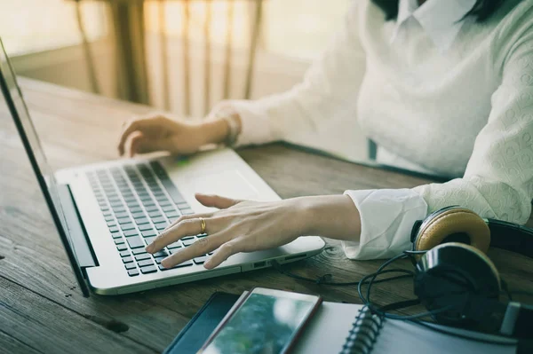 Dizüstü bilgisayarda el yazısı yazan kadın.