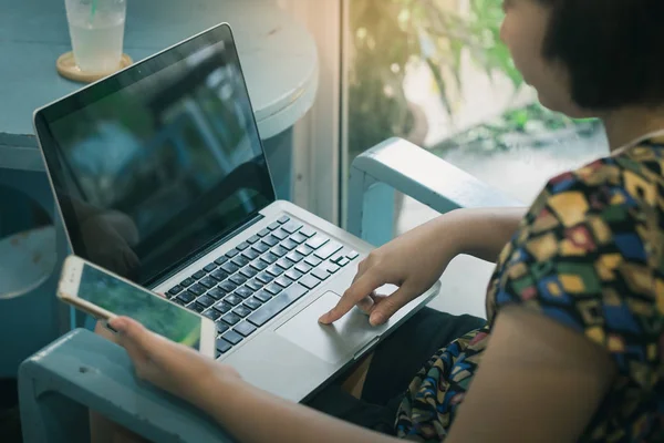 kadın evde alışveriş online