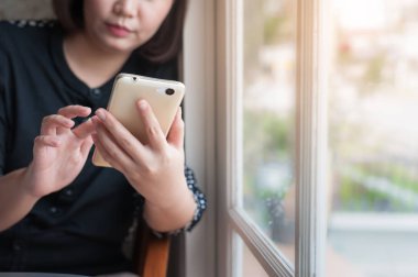 Kadın Eli Cep Telefonu Kullanıyor