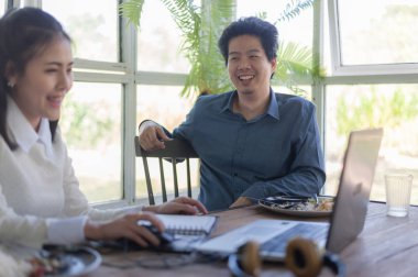 Erkek ve kadın işçiler kafede konuşuyor