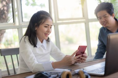 Erkek ve kadın işçiler kafede konuşuyor