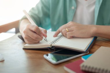 Asya adam üstünde defter metin yazma
