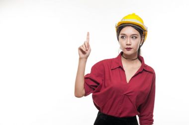 Küçük Asya mühendisi ile kırmızı gömlek