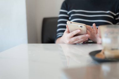 kadın el smartphone kafede tutarak