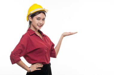 Küçük Asya mühendisi ile kırmızı gömlek