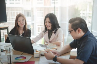 Ofiste iş işçi grubu toplantısı
