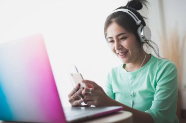 dizüstü bilgisayar kullanan genç Asyalı kadın