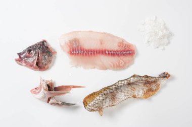 Beyaz arka plan üzerinde tilapia bileşenleri