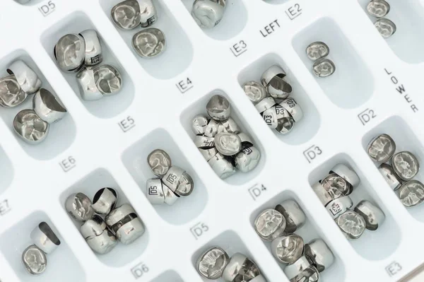 Metal diş taç örnekleri içinde tepsi