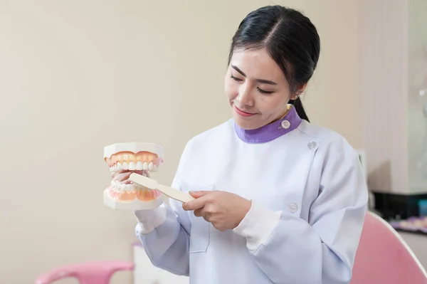 Paciente femenina con chequeo dental — Foto de Stock