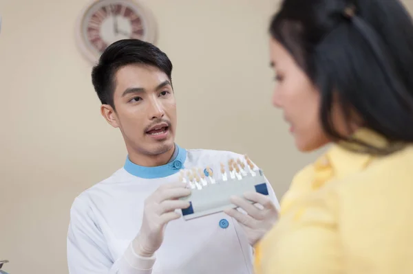 Dentysta mężczyzna wyjaśnić o korony dentystyczne — Zdjęcie stockowe