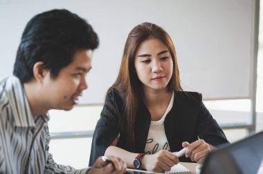 Erkek ve kadın işçiler kafede konuşuyor