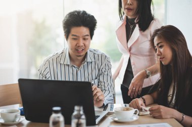 Erkek ve kadın işçiler kafede konuşuyor