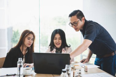Ofiste iş işçi grubu toplantısı