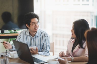 Ofiste iş işçi grubu toplantısı