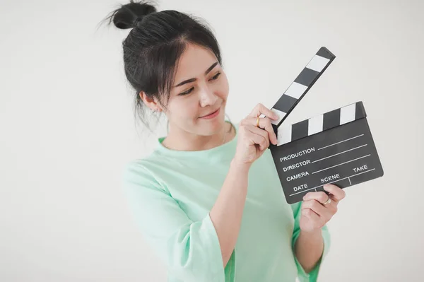 Fiatal ázsiai nő játszik a pozitív érzelmek clapperboard — Stock Fotó