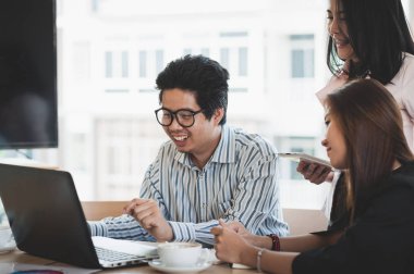 Erkek ve kadın işçiler kafede konuşuyor