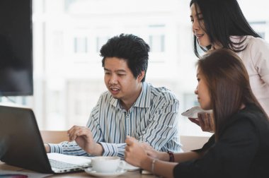 Erkek ve kadın işçiler kafede konuşuyor