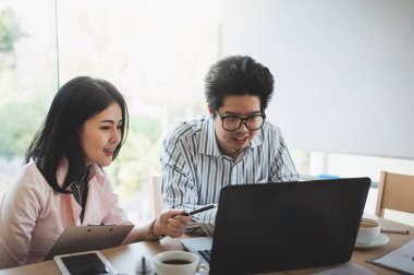 Erkek ve kadın işçiler kafede konuşuyor